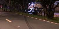 Uma homem e uma mulher, ambos de 20 anos, morreram ap&oacute;s Porsche em que estavam bater contra uma &aacute;rvore e pegar fogo.  Foto: EPTV Campinas/Reprodu&ccedil;&atilde;o / Estad&atilde;o