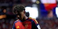 INGLEWOOD, CALIFORNIA – JULY 10: Joaquin Seys #18 of Belgium crosses the ball against Lamine Yamal #19 of Spain during the FIFA World Cup 2026 Quarter Final match between Spain and Belgium at Los Angeles Stadium on July 10, 2026 in Inglewood, California. (Photo by Florencia Tan Jun/Getty Images)  Foto: Mattia Ozbot / Getty Images - Legenda: Yamal chega às semifinais da Copa devendo futebol / Jogada10