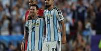 Lionel Messi e Flaco Lopez  Foto: WERTHER SANTANA / Estad&atilde;o
