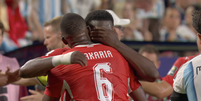 Embolo, da Su&iacute;&ccedil;a, sai de campo aos prantos ap&oacute;s expuls&atilde;o contra a Argentina, motivada por nova regra da Copa  Foto: Reprodu&ccedil;&atilde;o/YouTube/Caz&eacute;TV