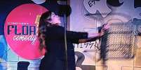 Fernanda Arantes usou as m&atilde;os para evitar que a cadeira atingisse seu rosto  Foto: Reprodu&ccedil;&atilde;o/YouTube @fernandaarantescomedia