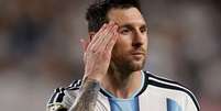 Messi teve um pequeno corte no olho direito depois de levar uma cotovelada no jogo contra a Su&iacute;&ccedil;a  Foto: Tullio Puglia - FIFA/FIFA via Getty Images