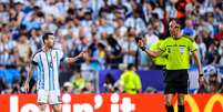 Messi pediu respeito &agrave; &aacute;rbitro Jo&atilde;o Pinheiro  Foto: Tom Weller/picture alliance via Getty Images