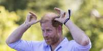 O Príncipe Harry, Duque de Sussex, participa de uma aula de ioga com cabras durante o Festival de Verão da Scotty's no Castelo de Maxstoke, em 11 de julho de 2026, em Birmingham, Inglaterra. A Scotty's é uma instituição de caridade que oferece apoio a crianças e jovens militares enlutados, auxiliando-os a lidar com o sofrimento da perda de um dos pais que serviu nas Forças Armadas Britânicas.    Foto: Getty Images