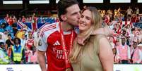 Declan Rice e Lauren Fryer na comemora&ccedil;&atilde;o do t&iacute;tulo da Premier League pelo Arsenal desta temporada.  Foto: Reprodu&ccedil;&atilde;o/ Redes Sociais