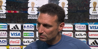 Scaloni exalta classificação à semi, mas reconhece jogo fraco da Argentina: 'Precisamos melhorar'  Foto: Reprodução/YouTube/CazéTV