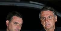 Com decis&atilde;o de Moraes, Fl&aacute;vio Bolsonaro s&oacute; poderia voltar a visitar Jair Bolsonaro, que cumpre pris&atilde;o domiciliar, ap&oacute;s o primeiro turno das elei&ccedil;&otilde;es.  Foto: EVARISTO SA/AFP via Getty Images / BBC News Brasil