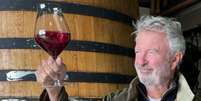 Nem chocolate, nem carnes nobres: astro de 'Jurassic Park' falecido aos 78 anos, Sam Neill transformou vinho em neg&oacute;cio de sucesso e tinha vin&iacute;cola como ref&uacute;gio. 'Paliativo'.  Foto: Reprodu&ccedil;&atilde;o/Instagram, @samneilltheprop / Purepeople
