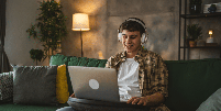 Al&eacute;m do entretenimento, os filmes podem ajudar no aprendizado ao apresentar temas cient&iacute;ficos, incentivar reflex&otilde;es e desenvolver o pensamento cr&iacute;tico  Foto: Miljan Zivkovic | Shutterstock / Portal EdiCase