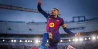 Raphinha em a&ccedil;&atilde;o com a camisa do Barcelona - Foto: Divulga&ccedil;&atilde;o / FC Barcelona / Jogada10