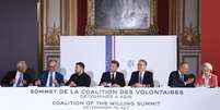 Emmanuel Macron (no centro da imagem) recebeu l&iacute;deres europeus para a c&uacute;pula da &ldquo;Coaliz&atilde;o dos Volunt&aacute;rios&rdquo; em apoio &agrave; Ucr&acirc;nia.  Foto: AFP - TERESA SUAREZ / RFI