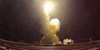 Imagem extra&iacute;da de v&iacute;deo divulgado pelo comando militar dos EUA mostra ataque realizado por for&ccedil;as americanas no Ir&atilde;. A ofensiva ocorreu durante a retomada dos confrontos entre Washington e Teer&atilde;.  Foto: via REUTERS - U.S. Central Command / RFI