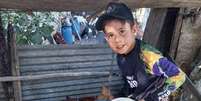 Gustavo tem 32 galinhas s&oacute; dele, mas tamb&eacute;m ajuda a av&oacute; com a cria&ccedil;&atilde;o de outras no s&iacute;tio Foto: Arquivo Pessoal
