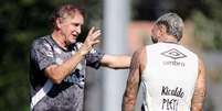 Foto: Raul Baretta/Santos - Legenda: Cuca ainda procura substituto para Gabigol no time do Santos / Jogada10