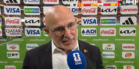 Luis de la Fuente em coletiva ap&oacute;s classifica&ccedil;&atilde;o para a final da Copa de 2026.  Foto: Reprodu&ccedil;&atilde;o/ Redes Sociais
