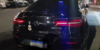 O homem dirigia uma Mercedes com giroflex ligado similar a uma viatura  Foto: Reprodu&ccedil;&atilde;o