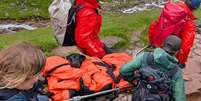 Tokyo sendo resgata de maca da montanha Ben Nevis. Foto: Reprodu&ccedil;&atilde;o/ Redes Sociais