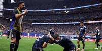 Lautaro Mart&iacute;nez abra&ccedil;a Messi ap&oacute;s gol da classifica&ccedil;&atilde;o &ndash;  Foto: Divulga&ccedil;&atilde;o / AFA / Jogada10