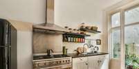 Uma cozinha organizada ativa as energias ligadas &agrave;s finan&ccedil;as: para o feng shui, esse c&ocirc;modo representa a abund&acirc;ncia Foto: Magnific / Revista Malu