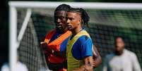 Olise (de colete amarelo) durante treinamento da seleção francesa na Copa do Mundo - Foto: Divulgação / FFF / Jogada10