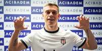 Trossard se transferiu para o futebol turco ap&oacute;s boa temporada pelo Arsenal - Foto: Divulga&ccedil;&atilde;o/Besiktas / Jogada10