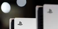 Modelos de Playstation 5 na &lsquo;Tokyo Game Show', em setembro de 2024  Foto: Tomohiro Ohsumi/Getty Images / Rolling Stone Brasil
