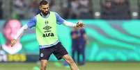 Zagueiro perdeu espaço no Grêmio e despertou interesse de outros clubes - Foto: Reprodução/instagram / Jogada10