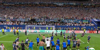 Jogadores da Argentina levantam faixa com o recado: 'As Malvinas s&atilde;o Argentinas'  Foto: Reprodu&ccedil;&atilde;o/Globo
