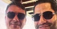 Flávio Bolsonaro tem foto com 'Sicário' divulgada por site, mas nega conhecê-lo  Foto: Reprodução/ICL
