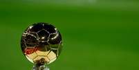 Trof&eacute;u do pr&ecirc;mio Bola de Ouro  Foto: Manu Reino/SOPA Images/LightRocket via Getty Images