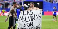 Jogadores da Argentina seguraram faixa em refer&ecirc;ncia a Guerra das Malvinas ap&oacute;s vencerem a Inglaterra na semifinal da Copa do Mundo, na quarta-feira, 15  Foto: Jose Breton/Pics Action/NurPhoto / Getty Images
