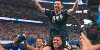 Messi &eacute; carregado nos ombros por jogador ap&oacute;s vit&oacute;ria da Argentina contra a Inglaterra, nesta quarta-feira, 15  Foto: Reprodu&ccedil;&atilde;o/Youtube/Caz&eacute;TV
