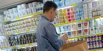 Taumaturgo Ferreira escolhendo laticínios saudáveis no mercado  Foto: Sala de TV