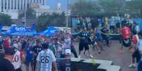 Viol&ecirc;ncia marca festa da torcida argentina antes de duelo com a Inglaterra na Copa  Foto: Reprodu&ccedil;&atilde;o/X/@Iren_Taboada