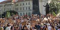 Manifestantes protestaram em v&aacute;rias cidades ucranianas contra a decis&atilde;o do presidente Volodymyr Zelenskiy de substituir Mykhailo Fedorov no cargo de ministro da Defesa, aqui em Lviv, na Ucr&acirc;nia, em 16 de julho de 2026.  Foto: &copy; REUTERS - Roman Baluk / RFI
