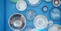 Lou&ccedil;as podem sair dos arm&aacute;rios e ganhar destaque na decora&ccedil;&atilde;o, transformando pratos, x&iacute;caras e bules em pe&ccedil;as cheias de personalidade Foto: Canva / Bons Fluidos