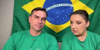 Fl&aacute;vio Bolsonaro e Daniella Marques   Foto: @flaviobolsonaro via Youtube/Reprodu&ccedil;&atilde;o / Estad&atilde;o