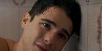 Jo&atilde;o Victor Gon&ccedil;alves vive Mau Mau na novela 'Quem Ama Cuida', da Globo, um jovem awue est&aacute; descobrindo a pr&oacute;pria sexualidade, mas vive pressionado pelo preconceito do av&ocirc;, Otoniel (Tony Ramos). Foto: Reprodu&ccedil;&atilde;o/TV Globo / Purepeople