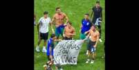 Jogadores argentinos exibem faixa sobre as Ilhas Malvinas ap&oacute;s vencer a Inglaterra - Foto: reprodu&ccedil;&atilde;o de v&iacute;deo / Jogada10