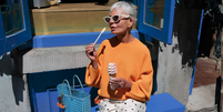 Parecem sapatilhas de dan&ccedil;a, mas s&atilde;o os novos t&ecirc;nis da marca japonesa Onitsuka Tiger na cor 'caneta Bic': minimalistas, elegantes e ideais para mulheres 50+. Foto: Reprodu&ccedil;&atilde;o/Instagram, @greceghanem / Purepeople