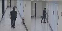 C&acirc;mera flagra homem entrando no banheiro onde escondeu celular para gravar mulheres, em Santos (SP)  Foto: Divulga&ccedil;&atilde;o