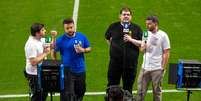 Caz&eacute; TV em campo ap&oacute;s semifinal da Copa  Foto: Jo&atilde;o Amaral / Divulga&ccedil;&atilde;o