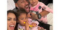 Bruna compartilhou um registro ao lado de Neymar no jatinho particular durante a viagem de retorno, acompanhados das filhas Mavie e Mel  Foto: Reprodu&ccedil;&atilde;o/Instagram/Bruna Biancardi 