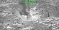 Fumaça se eleva após uma explosão em local não especificado, durante ataques contra o Irã, segundo o Comando Militar dos EUA para o Oriente Médio (CENTCOM), em uma imagem extraída de um vídeo divulgdo em 15 de julho de 2026 via Reuters - U.S. Central Command.  Foto: via REUTERS - U.S. Central Command / RFI