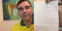 Em live, Fl&aacute;vio Bolsonaro l&ecirc; carta assinada pelo pai  Foto: Reprodu&ccedil;&atilde;o/YouTube @flaviobolsonaro / Estad&atilde;o