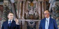 O chanceler alem&atilde;o, Friedrich Merz, e o presidente franc&ecirc;s, Emmanuel Macron, concedem entrevista coletiva no Pal&aacute;cio de Augustusburg, em Br&uuml;hl, na Alemanha, nesta sexta-feira (17).  Foto: &copy; REUTERS/Thilo Schmuelge / RFI