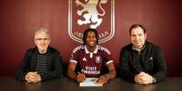 Johan Manzambi ao lado do t&eacute;cnico Unai Emery - Foto: Divulga&ccedil;&atilde;o / Aston Villa / Jogada10