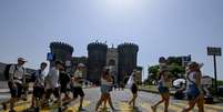 Turistas passeiam em N&aacute;poles sob forte calor Foto: ANSA / Ansa - Brasil