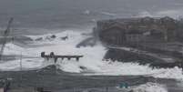 P&iacute;er Bar&oacute;n visto durante a passagem de ventos fortes, chuva e ondas que atingiu Valpara&iacute;so, no Chile  Foto: Cristobal Basaure Araya/SOPA Images/LightRocket via Getty Images