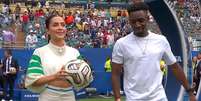 Jade Picon e youtuber TBJZL antes de Fran&ccedil;a x Inglaterra - Foto: Reprodu&ccedil;&atilde;o / Caz&eacute;TV / Jogada10